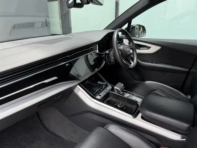 アウディ Ｑ７ 45 Sラインリミテッド 和歌山県 2020(令2)年 5.7万km ディープブラックパールエフェクト メーカーナビ/（Bカメラ、TV、Bluetooth、AM、FM、USB、AppleCarplay、AndroidAuto）/メーターパネルナビ/ヘッドアップディスプレイ/レザーシート/パワーシート/シートメモリ/シートヒーター/デュアルエアコン/リアエアコン/BSM/レーダークルーズコントロール/純正ドライブレコーダー前後/電動リアゲート/ETC2.0/パドルシフト/リアパーキングシステム/パーキングシステムプラス/リアビューカメラ/アラウンドビューカメラ/フロントクロストラフィックアシスト/リアクロストラフィックアシスト/運転操作アシスト/降車警告システム/接近警告/ターンアシスト/SOSコール/オンラインロードサイドアシスタンス/車線逸脱警報/アイドリングストップ/シートバックモニター/オールウェザーライト/電動パーキングブレーキ/HOLDボタン/横滑り防止装置/車線逸脱警報/スマートキー/スペアキー/ワンオーナー/保証書/取扱説明書/ディーラー1年毎記録簿