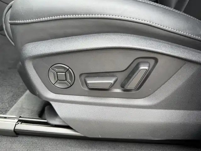 アウディ Ｑ７ 45 Sラインリミテッド 和歌山県 2020(令2)年 5.7万km ディープブラックパールエフェクト メーカーナビ/（Bカメラ、TV、Bluetooth、AM、FM、USB、AppleCarplay、AndroidAuto）/メーターパネルナビ/ヘッドアップディスプレイ/レザーシート/パワーシート/シートメモリ/シートヒーター/デュアルエアコン/リアエアコン/BSM/レーダークルーズコントロール/純正ドライブレコーダー前後/電動リアゲート/ETC2.0/パドルシフト/リアパーキングシステム/パーキングシステムプラス/リアビューカメラ/アラウンドビューカメラ/フロントクロストラフィックアシスト/リアクロストラフィックアシスト/運転操作アシスト/降車警告システム/接近警告/ターンアシスト/SOSコール/オンラインロードサイドアシスタンス/車線逸脱警報/アイドリングストップ/シートバックモニター/オールウェザーライト/電動パーキングブレーキ/HOLDボタン/横滑り防止装置/車線逸脱警報/スマートキー/スペアキー/ワンオーナー/保証書/取扱説明書/ディーラー1年毎記録簿