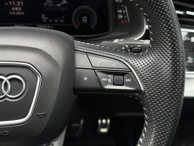 アウディ Ｑ７ 45 Sラインリミテッド 和歌山県 2020(令2)年 5.7万km ディープブラックパールエフェクト メーカーナビ/（Bカメラ、TV、Bluetooth、AM、FM、USB、AppleCarplay、AndroidAuto）/メーターパネルナビ/ヘッドアップディスプレイ/レザーシート/パワーシート/シートメモリ/シートヒーター/デュアルエアコン/リアエアコン/BSM/レーダークルーズコントロール/純正ドライブレコーダー前後/電動リアゲート/ETC2.0/パドルシフト/リアパーキングシステム/パーキングシステムプラス/リアビューカメラ/アラウンドビューカメラ/フロントクロストラフィックアシスト/リアクロストラフィックアシスト/運転操作アシスト/降車警告システム/接近警告/ターンアシスト/SOSコール/オンラインロードサイドアシスタンス/車線逸脱警報/アイドリングストップ/シートバックモニター/オールウェザーライト/電動パーキングブレーキ/HOLDボタン/横滑り防止装置/車線逸脱警報/スマートキー/スペアキー/ワンオーナー/保証書/取扱説明書/ディーラー1年毎記録簿