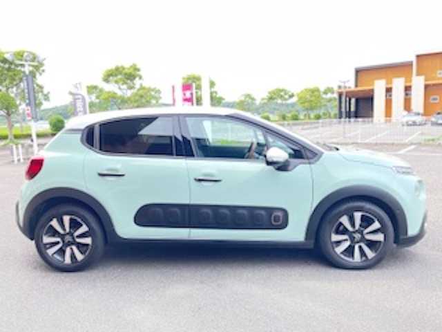 シトロエン シトロエン Ｃ３ インスパイアード by ジャパンコレクション 宮崎県 2020(令2)年 5.4万km アーモンドグリーン ワンオーナー/限定車　Hisui（翡翠）/・ブロンズフォグランプベゼル/・ブロンズエアバンプ/・ブロンズ／ブラックルーフステッカー/・アーモンドグリーン/ディスプレイオーディオ/・アップルカープレイ /・アンドロイドオート/・Bluetooth/・AM FM/バックカメラ/・コーナーセンサー/ブラインドスポットモニター/アイドリングストップ/クルーズコントロール/・レーン警告/衝突警告/プッシュスタート/ETC/LEDヘッドライト/・オートライト/・オートハイビーム/純正16インチアルミホイール