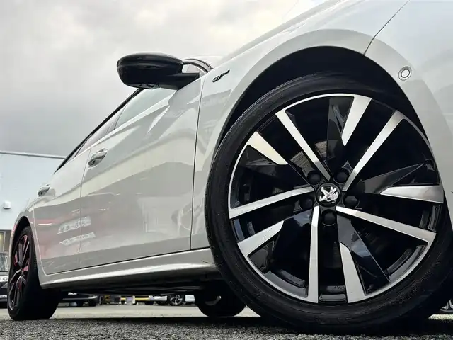 プジョー ５０８ SW GT ブルーHDi 熊本県 2020(令2)年 6.3万km BLANC NACRE サンルーフ/FOCALスピーカー/純正ナビ付ディスプレイオーディオ/【フルセグTV/Bluetooth/AM/FM】/全周囲カメラ/バックカメラ/衝突軽減防止装置/レーンキープアシスト/ブラインドスポットモニター/コーナーセンサー/パドルシフト/パワーバックドア/革巻きステアリング/ステアリングスイッチ/レザーシート/前席パワーシート/純正18インチAW/プッシュスタート/スマートキー/盗難防止装置/取扱説明書