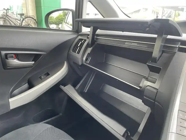 トヨタ プリウス L 埼玉県 2012(平24)年 2.4万km シルバーM /純正メモリナビ//ワンセグTV//CD&Bluetooth//ビルトインETC//プッシュスタート//W.サイド.カーテンエアバッグ//ABS//横滑り防止装置//電動コーナーポール//オートライト//ドアバイザー//新車時保証書//取扱説明書//ナビ取説//スペアキー