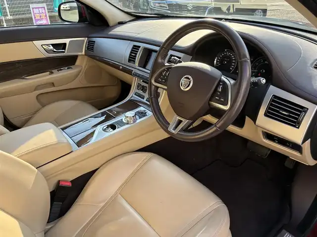 ジャガー ＸＦ 3．0 プレミアム ラグジュアリー 熊本県 2012(平24)年 3.6万km イタリアンレーシングレッド 純正メーカーナビ/【フルセグTV/CD/DVD】/バックカメラ/クルーズコントロール/コーナーセンサー/純正19インチAW/レザーシート/前席パワーシート/ウィンカーミラー/オートLEDヘッドライト/プッシュスタート/スマートキー/純正フロアマット/横滑り防止装置/盗難防止装置/ABS/取扱説明書/スペアキー