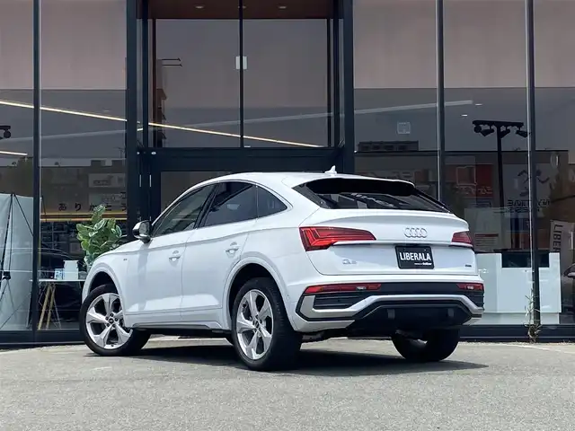 アウディ Ｑ５ 40TDIクワトロ Sライン 福岡県 2022(令4)年 2.2万km 白 ・純正MMIナビ/BT/USB/Apple Car Play/Android Auto/・バーチャルコックピット/・サラウンドビューカメラ/・ Dinamica/ハーフレザーコンビシート/・前席パワーシート/・全席シートヒーター/・Audiプレセンス/・Audiサイドアシスト/・Audiアクティブレーンアシスト/・マトリクスLEDヘッドライト/・デイタイムランニングライト/・パワーテールゲート/・Auto Hold/・パドルシフト/・Audiドライブセレクト/・ETC2.0/・純正20インチAW/・アドバンストキー/・純正前後型ドラレコレコーダー/・保証書/取扱説明書 /・スペアキー