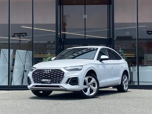 アウディ Ｑ５ 40TDIクワトロ Sライン 福岡県 2022(令4)年 2.2万km 白 ・純正MMIナビ/BT/USB/Apple Car Play/Android Auto/・バーチャルコックピット/・サラウンドビューカメラ/・ Dinamica/ハーフレザーコンビシート/・前席パワーシート/・全席シートヒーター/・Audiプレセンス/・Audiサイドアシスト/・Audiアクティブレーンアシスト/・マトリクスLEDヘッドライト/・デイタイムランニングライト/・パワーテールゲート/・Auto Hold/・パドルシフト/・Audiドライブセレクト/・ETC2.0/・純正20インチAW/・アドバンストキー/・純正前後型ドラレコレコーダー/・保証書/取扱説明書 /・スペアキー