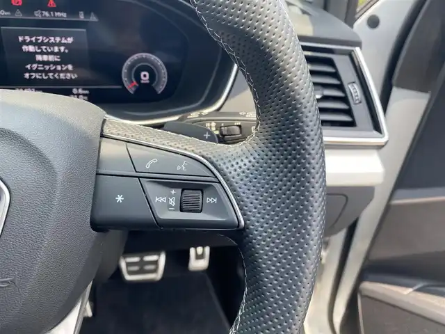 アウディ Ｑ５ 40TDIクワトロ Sライン 福岡県 2022(令4)年 2.2万km 白 ・純正MMIナビ/BT/USB/Apple Car Play/Android Auto/・バーチャルコックピット/・サラウンドビューカメラ/・ Dinamica/ハーフレザーコンビシート/・前席パワーシート/・全席シートヒーター/・Audiプレセンス/・Audiサイドアシスト/・Audiアクティブレーンアシスト/・マトリクスLEDヘッドライト/・デイタイムランニングライト/・パワーテールゲート/・Auto Hold/・パドルシフト/・Audiドライブセレクト/・ETC2.0/・純正20インチAW/・アドバンストキー/・純正前後型ドラレコレコーダー/・保証書/取扱説明書 /・スペアキー