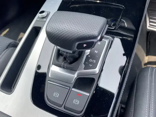 アウディ Ｑ５ 40TDIクワトロ Sライン 福岡県 2022(令4)年 2.2万km 白 ・純正MMIナビ/BT/USB/Apple Car Play/Android Auto/・バーチャルコックピット/・サラウンドビューカメラ/・ Dinamica/ハーフレザーコンビシート/・前席パワーシート/・全席シートヒーター/・Audiプレセンス/・Audiサイドアシスト/・Audiアクティブレーンアシスト/・マトリクスLEDヘッドライト/・デイタイムランニングライト/・パワーテールゲート/・Auto Hold/・パドルシフト/・Audiドライブセレクト/・ETC2.0/・純正20インチAW/・アドバンストキー/・純正前後型ドラレコレコーダー/・保証書/取扱説明書 /・スペアキー