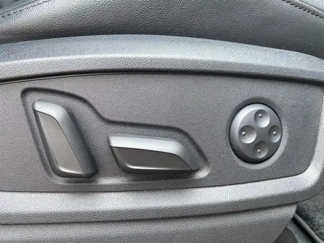 アウディ Ｑ５ 40TDIクワトロ Sライン 福岡県 2022(令4)年 2.2万km 白 ・純正MMIナビ/BT/USB/Apple Car Play/Android Auto/・バーチャルコックピット/・サラウンドビューカメラ/・ Dinamica/ハーフレザーコンビシート/・前席パワーシート/・全席シートヒーター/・Audiプレセンス/・Audiサイドアシスト/・Audiアクティブレーンアシスト/・マトリクスLEDヘッドライト/・デイタイムランニングライト/・パワーテールゲート/・Auto Hold/・パドルシフト/・Audiドライブセレクト/・ETC2.0/・純正20インチAW/・アドバンストキー/・純正前後型ドラレコレコーダー/・保証書/取扱説明書 /・スペアキー