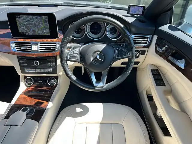 メルセデス・ベンツ ＣＬＳ２２０ｄ 石川県 2017(平29)年 6.3万km シルバー サンルーフ/純正ナビ/白革シート/レーダークルーズコントロール/シートヒーター/コーナーセンサー/前席パワーシート/ドライブレコーダー（前方）/パドルシフト/フロアマット
