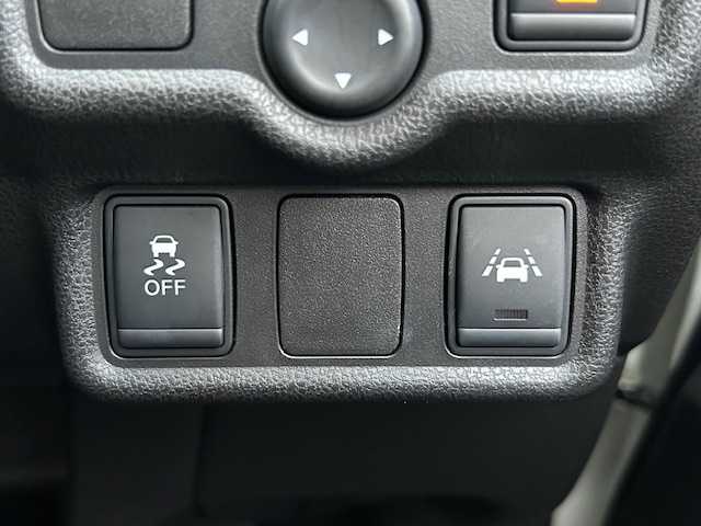日産 ノート X FOUR V セレクション+セーフティⅡ 青森県 2016(平28)年 6.1万km ブリリアントホワイトパール KENWOODオーディオ/プリクラッシュセーフティ/横滑り防止装置/レーンアシスト/前後コーナーセンサー/フォグライト/全方位カメラ/バックカメラ/ETC/冬タイヤ(185/70/14)/スペアキー1本/エンジンスターター/取扱説明書