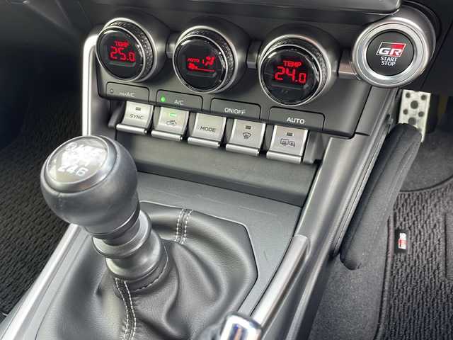 トヨタ ＧＲ８６ RZ 徳島県 2023(令5)年 1万km クリスタルホワイトパール GRエアロ/・フロントスポイラー/・GRトランクスポイラー/・GRエアロスタビライジングカバー/純正9インチナビ/バックカメラ/シートヒーター/レーダークルーズコントロール/レーンディパーチャーアラート〔LDA〕/ステアリング連動ヘッドランプ〔SRH〕/クリアランスソナー/LEDヘッドライト/オートライト/ドライブレコーダー/純正18AW/純正フロアマット/スペアキー/取扱説明書（車・ナビ）/保証書