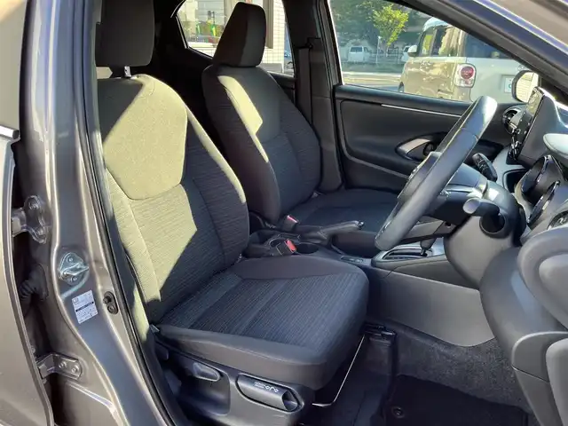 トヨタ ヤリス Z 三重県 2020(令2)年 2.8万km アバンギャルドブロンズメタリック 純正ディスプレイオーディオ（Bluetooth/AM/FM）/バックカメラ/ETC/プッシュスタート/スペアキー/シートヒーター（運転席/助手席）/イージーリターン機能（運転席）/セーフティセンス（プリクラッシュセーフティ/レーントレーシングアシスト/レーダークルーズコントロール/オートマチックヒビーム/ロードサインアシスト/セカンダリーコージョンアシスト/先行車発進告知）/フルLEDヘッドランプ/オートライト/買い物アシストシート（助手席）/シートバックポケット（助手席）シートアンダートレイ（助手席）/ローズメタリック加飾付革巻きステアリングホイール/ステアリングスイッチ（運転席/助手席）/LEDアンビエント照明（インサイドドアハンドル/コンソールボックス）/照明付バニティミラー（運転席/助手席）/ブラック大型リアスポイラー/フルLEDテールランプ/ピアノブラック加飾付デジタルメーター/カラーマルチインフォメーションディスプレイ/オートエアコン/ナノイー/アジャスタブルデッキボード