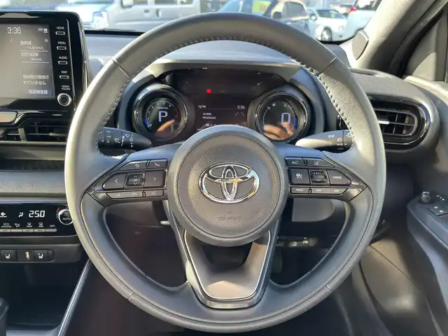 トヨタ ヤリス Z 三重県 2020(令2)年 2.8万km アバンギャルドブロンズメタリック 純正ディスプレイオーディオ（Bluetooth/AM/FM）/バックカメラ/ETC/プッシュスタート/スペアキー/シートヒーター（運転席/助手席）/イージーリターン機能（運転席）/セーフティセンス（プリクラッシュセーフティ/レーントレーシングアシスト/レーダークルーズコントロール/オートマチックヒビーム/ロードサインアシスト/セカンダリーコージョンアシスト/先行車発進告知）/フルLEDヘッドランプ/オートライト/買い物アシストシート（助手席）/シートバックポケット（助手席）シートアンダートレイ（助手席）/ローズメタリック加飾付革巻きステアリングホイール/ステアリングスイッチ（運転席/助手席）/LEDアンビエント照明（インサイドドアハンドル/コンソールボックス）/照明付バニティミラー（運転席/助手席）/ブラック大型リアスポイラー/フルLEDテールランプ/ピアノブラック加飾付デジタルメーター/カラーマルチインフォメーションディスプレイ/オートエアコン/ナノイー/アジャスタブルデッキボード