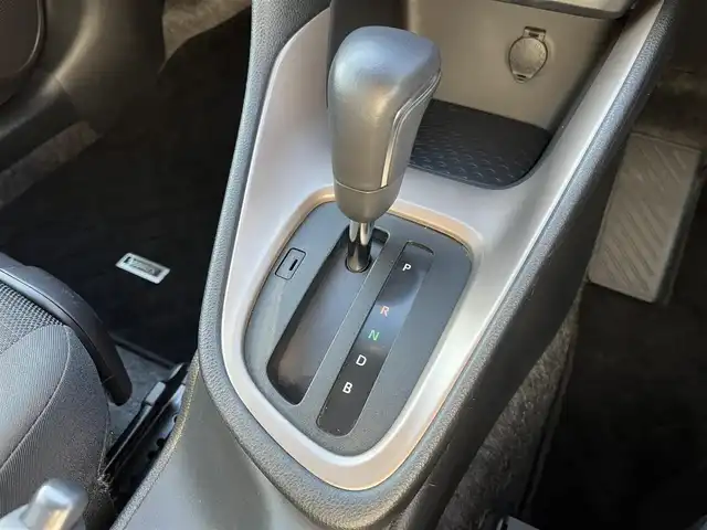 トヨタ ヤリス Z 三重県 2020(令2)年 2.8万km アバンギャルドブロンズメタリック 純正ディスプレイオーディオ（Bluetooth/AM/FM）/バックカメラ/ETC/プッシュスタート/スペアキー/シートヒーター（運転席/助手席）/イージーリターン機能（運転席）/セーフティセンス（プリクラッシュセーフティ/レーントレーシングアシスト/レーダークルーズコントロール/オートマチックヒビーム/ロードサインアシスト/セカンダリーコージョンアシスト/先行車発進告知）/フルLEDヘッドランプ/オートライト/買い物アシストシート（助手席）/シートバックポケット（助手席）シートアンダートレイ（助手席）/ローズメタリック加飾付革巻きステアリングホイール/ステアリングスイッチ（運転席/助手席）/LEDアンビエント照明（インサイドドアハンドル/コンソールボックス）/照明付バニティミラー（運転席/助手席）/ブラック大型リアスポイラー/フルLEDテールランプ/ピアノブラック加飾付デジタルメーター/カラーマルチインフォメーションディスプレイ/オートエアコン/ナノイー/アジャスタブルデッキボード