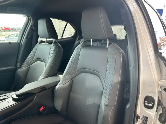 レクサス ＵＸ 富山県 2021(令3)年 1.7万km パール ワンオーナー/セーフティシステム＋/純正SDナビ/フルセグTV/Bluetooth接続/USB接続/AM/FMラジオ/Miracast/バックカメラ/360°カメラ/前後ドラレコ/BSM/D/N席パワーシート/D/N席シートヒーター/ヒートステアリング/オートホールド/アイドリングストップ/プッシュスタート/パワーバックドア/ACC/盗難防止/横滑り防止/衝突軽減