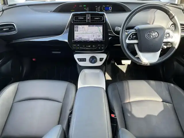 トヨタ プリウス A ツーリングセレクション 奈良県 2017(平29)年 3.2万km ホワイトパールクリスタルシャイン ワンオーナー/モデリスタフルエアロ/純正９インチナビ（DSZT-YC4T）/（フルセグ／ＢＴ／ＣＤ／ＤＶＤ）/レーダークルーズコントロール/ブラインドスポットモニター/パーキングアシスト/バックカメラ/前後コーナーセンサー/プリクラッシュセーフティ/レーンキープアシスト/レザーシート/前席シートヒーター/LEDヘッドライト/前方ドライブレコーダー（DRT-H66A）/ＥＴＣ2.0/純正17インチＡＷ/保証書/取り扱い説明書/スペアキーX1