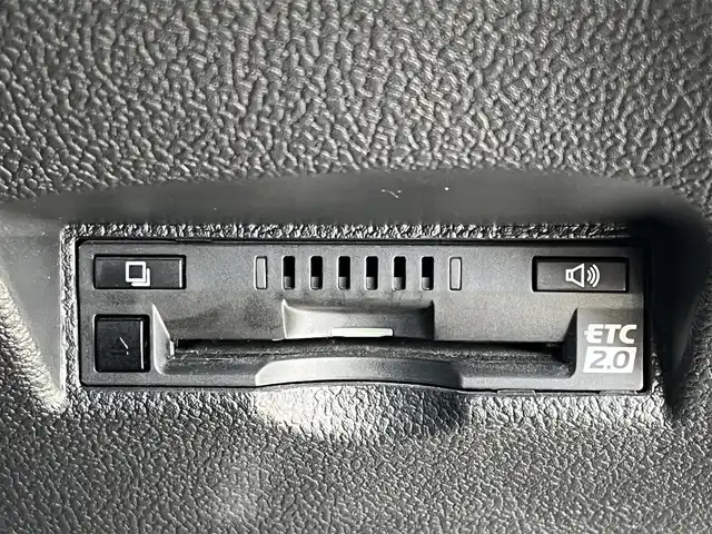 トヨタ プリウス A ツーリングセレクション 奈良県 2017(平29)年 3.2万km ホワイトパールクリスタルシャイン ワンオーナー/モデリスタフルエアロ/純正９インチナビ（DSZT-YC4T）/（フルセグ／ＢＴ／ＣＤ／ＤＶＤ）/レーダークルーズコントロール/ブラインドスポットモニター/パーキングアシスト/バックカメラ/前後コーナーセンサー/プリクラッシュセーフティ/レーンキープアシスト/レザーシート/前席シートヒーター/LEDヘッドライト/前方ドライブレコーダー（DRT-H66A）/ＥＴＣ2.0/純正17インチＡＷ/保証書/取り扱い説明書/スペアキーX1