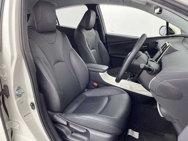 トヨタ プリウス A ツーリングセレクション 大阪府 2017(平29)年 3.2万km ホワイトパールクリスタルシャイン トヨタセーフティセンス/　・プリクラッシュセーフティ/　・レーンディパーチャーアラート/　・オートマチックハイビーム/　・レーダークルーズコントロール/モデリスタエアロ/純正メモリナビ/　　CD/DVD/BT/フルセグTV/バックカメラ/LEDオートライト/フォグランプ/合皮レザーシート/前席シートヒーター/純正17インチアルミホイール/ブラインドスポットモニター/ヘッドアップディスプレイ/パーキングサポート/クリアランスソナー/スマートキー/ビルトインETC