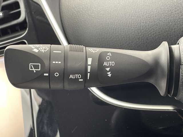 トヨタ プリウス A ツーリングセレクション 大阪府 2017(平29)年 3.2万km ホワイトパールクリスタルシャイン トヨタセーフティセンス/　・プリクラッシュセーフティ/　・レーンディパーチャーアラート/　・オートマチックハイビーム/　・レーダークルーズコントロール/モデリスタエアロ/純正メモリナビ/　　CD/DVD/BT/フルセグTV/バックカメラ/LEDオートライト/フォグランプ/合皮レザーシート/前席シートヒーター/純正17インチアルミホイール/ブラインドスポットモニター/ヘッドアップディスプレイ/パーキングサポート/クリアランスソナー/スマートキー/ビルトインETC