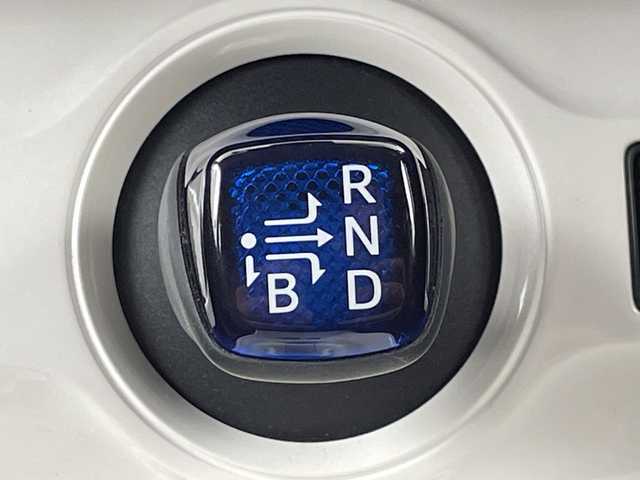 トヨタ プリウス A ツーリングセレクション 大阪府 2017(平29)年 3.2万km ホワイトパールクリスタルシャイン トヨタセーフティセンス/　・プリクラッシュセーフティ/　・レーンディパーチャーアラート/　・オートマチックハイビーム/　・レーダークルーズコントロール/モデリスタエアロ/純正メモリナビ/　　CD/DVD/BT/フルセグTV/バックカメラ/LEDオートライト/フォグランプ/合皮レザーシート/前席シートヒーター/純正17インチアルミホイール/ブラインドスポットモニター/ヘッドアップディスプレイ/パーキングサポート/クリアランスソナー/スマートキー/ビルトインETC