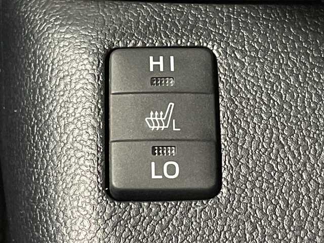 トヨタ プリウス A ツーリングセレクション 大阪府 2017(平29)年 3.2万km ホワイトパールクリスタルシャイン トヨタセーフティセンス/　・プリクラッシュセーフティ/　・レーンディパーチャーアラート/　・オートマチックハイビーム/　・レーダークルーズコントロール/モデリスタエアロ/純正メモリナビ/　　CD/DVD/BT/フルセグTV/バックカメラ/LEDオートライト/フォグランプ/合皮レザーシート/前席シートヒーター/純正17インチアルミホイール/ブラインドスポットモニター/ヘッドアップディスプレイ/パーキングサポート/クリアランスソナー/スマートキー/ビルトインETC