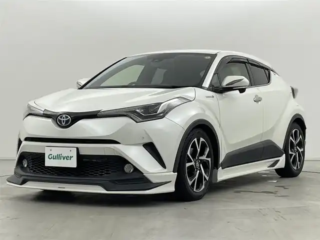 トヨタ Ｃ－ＨＲ G LEDエディション 群馬県 2018(平30)年 6.6万km ホワイトパールクリスタルシャイン TRDエアロパーツ/ ・フロントスポイラー/サイドスカート/リヤバンパースポイラー/モデリスタセレクションエクステリアパーツ/ ・LEDミラーカバー/ ・LEDトップノットアンテナ/ ・LEDライセンスランプ/純正リアスポイラー/バックカメラ/＝＝＝＝＝/純正7インチナビ/(AM/FM/Bluetooth/フルセグTV/CD/DVD/SD)/ブラインドスポットモニター/クリアランス/バックソナー/Toyota Safety Sense/ ・プリクラッシュセーフティシステム/ ・レーンディパーチャーアラート/ ・オートマチックハイビーム/ ・レーダークルーズコントロール/前席シートヒーター/ビルトインETC/電動パーキングブレーキ/オートブレーキホールド/プッシュスタート/スマートキー