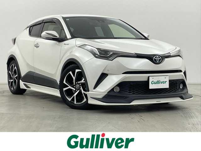 トヨタ Ｃ－ＨＲ G LEDエディション 群馬県 2018(平30)年 6.6万km ホワイトパールクリスタルシャイン TRDエアロパーツ/ ・フロントスポイラー/サイドスカート/リヤバンパースポイラー/モデリスタセレクションエクステリアパーツ/ ・LEDミラーカバー/ ・LEDトップノットアンテナ/ ・LEDライセンスランプ/純正リアスポイラー/バックカメラ/＝＝＝＝＝/純正7インチナビ/(AM/FM/Bluetooth/フルセグTV/CD/DVD/SD)/ブラインドスポットモニター/クリアランス/バックソナー/Toyota Safety Sense/ ・プリクラッシュセーフティシステム/ ・レーンディパーチャーアラート/ ・オートマチックハイビーム/ ・レーダークルーズコントロール/前席シートヒーター/ビルトインETC/電動パーキングブレーキ/オートブレーキホールド/プッシュスタート/スマートキー