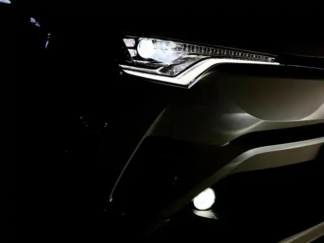 トヨタ Ｃ－ＨＲ G LEDエディション 群馬県 2018(平30)年 6.6万km ホワイトパールクリスタルシャイン TRDエアロパーツ/ ・フロントスポイラー/サイドスカート/リヤバンパースポイラー/モデリスタセレクションエクステリアパーツ/ ・LEDミラーカバー/ ・LEDトップノットアンテナ/ ・LEDライセンスランプ/純正リアスポイラー/バックカメラ/＝＝＝＝＝/純正7インチナビ/(AM/FM/Bluetooth/フルセグTV/CD/DVD/SD)/ブラインドスポットモニター/クリアランス/バックソナー/Toyota Safety Sense/ ・プリクラッシュセーフティシステム/ ・レーンディパーチャーアラート/ ・オートマチックハイビーム/ ・レーダークルーズコントロール/前席シートヒーター/ビルトインETC/電動パーキングブレーキ/オートブレーキホールド/プッシュスタート/スマートキー