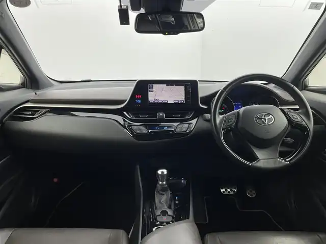 トヨタ Ｃ－ＨＲ G LEDエディション 群馬県 2018(平30)年 6.6万km ホワイトパールクリスタルシャイン TRDエアロパーツ/ ・フロントスポイラー/サイドスカート/リヤバンパースポイラー/モデリスタセレクションエクステリアパーツ/ ・LEDミラーカバー/ ・LEDトップノットアンテナ/ ・LEDライセンスランプ/純正リアスポイラー/バックカメラ/＝＝＝＝＝/純正7インチナビ/(AM/FM/Bluetooth/フルセグTV/CD/DVD/SD)/ブラインドスポットモニター/クリアランス/バックソナー/Toyota Safety Sense/ ・プリクラッシュセーフティシステム/ ・レーンディパーチャーアラート/ ・オートマチックハイビーム/ ・レーダークルーズコントロール/前席シートヒーター/ビルトインETC/電動パーキングブレーキ/オートブレーキホールド/プッシュスタート/スマートキー