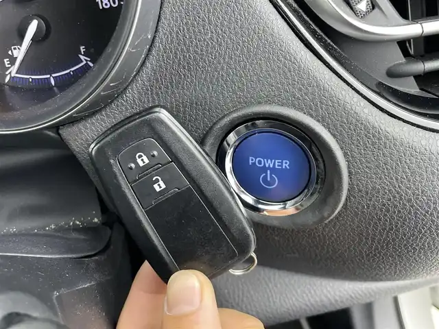 トヨタ Ｃ－ＨＲ G LEDエディション 群馬県 2018(平30)年 6.6万km ホワイトパールクリスタルシャイン TRDエアロパーツ/ ・フロントスポイラー/サイドスカート/リヤバンパースポイラー/モデリスタセレクションエクステリアパーツ/ ・LEDミラーカバー/ ・LEDトップノットアンテナ/ ・LEDライセンスランプ/純正リアスポイラー/バックカメラ/＝＝＝＝＝/純正7インチナビ/(AM/FM/Bluetooth/フルセグTV/CD/DVD/SD)/ブラインドスポットモニター/クリアランス/バックソナー/Toyota Safety Sense/ ・プリクラッシュセーフティシステム/ ・レーンディパーチャーアラート/ ・オートマチックハイビーム/ ・レーダークルーズコントロール/前席シートヒーター/ビルトインETC/電動パーキングブレーキ/オートブレーキホールド/プッシュスタート/スマートキー