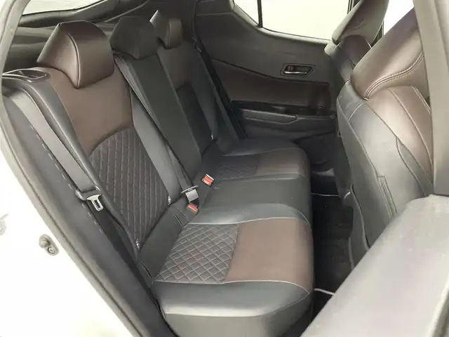 トヨタ Ｃ－ＨＲ G LEDエディション 群馬県 2018(平30)年 6.6万km ホワイトパールクリスタルシャイン TRDエアロパーツ/ ・フロントスポイラー/サイドスカート/リヤバンパースポイラー/モデリスタセレクションエクステリアパーツ/ ・LEDミラーカバー/ ・LEDトップノットアンテナ/ ・LEDライセンスランプ/純正リアスポイラー/バックカメラ/＝＝＝＝＝/純正7インチナビ/(AM/FM/Bluetooth/フルセグTV/CD/DVD/SD)/ブラインドスポットモニター/クリアランス/バックソナー/Toyota Safety Sense/ ・プリクラッシュセーフティシステム/ ・レーンディパーチャーアラート/ ・オートマチックハイビーム/ ・レーダークルーズコントロール/前席シートヒーター/ビルトインETC/電動パーキングブレーキ/オートブレーキホールド/プッシュスタート/スマートキー