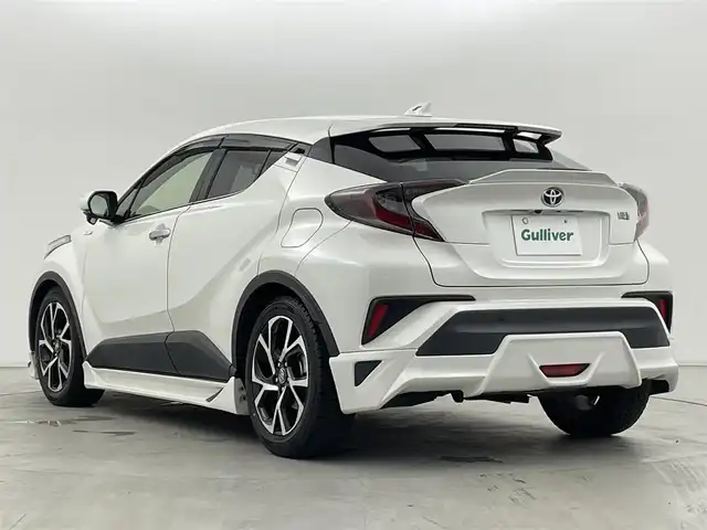 トヨタ Ｃ－ＨＲ G LEDエディション 群馬県 2018(平30)年 6.6万km ホワイトパールクリスタルシャイン TRDエアロパーツ/ ・フロントスポイラー/サイドスカート/リヤバンパースポイラー/モデリスタセレクションエクステリアパーツ/ ・LEDミラーカバー/ ・LEDトップノットアンテナ/ ・LEDライセンスランプ/純正リアスポイラー/バックカメラ/＝＝＝＝＝/純正7インチナビ/(AM/FM/Bluetooth/フルセグTV/CD/DVD/SD)/ブラインドスポットモニター/クリアランス/バックソナー/Toyota Safety Sense/ ・プリクラッシュセーフティシステム/ ・レーンディパーチャーアラート/ ・オートマチックハイビーム/ ・レーダークルーズコントロール/前席シートヒーター/ビルトインETC/電動パーキングブレーキ/オートブレーキホールド/プッシュスタート/スマートキー
