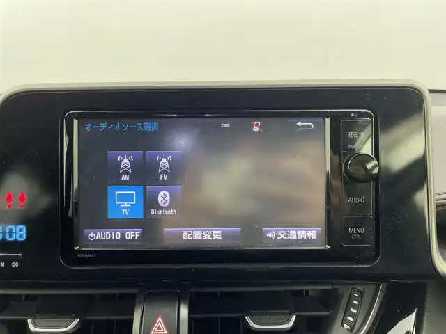 トヨタ Ｃ－ＨＲ G LEDエディション 群馬県 2018(平30)年 6.6万km ホワイトパールクリスタルシャイン TRDエアロパーツ/ ・フロントスポイラー/サイドスカート/リヤバンパースポイラー/モデリスタセレクションエクステリアパーツ/ ・LEDミラーカバー/ ・LEDトップノットアンテナ/ ・LEDライセンスランプ/純正リアスポイラー/バックカメラ/＝＝＝＝＝/純正7インチナビ/(AM/FM/Bluetooth/フルセグTV/CD/DVD/SD)/ブラインドスポットモニター/クリアランス/バックソナー/Toyota Safety Sense/ ・プリクラッシュセーフティシステム/ ・レーンディパーチャーアラート/ ・オートマチックハイビーム/ ・レーダークルーズコントロール/前席シートヒーター/ビルトインETC/電動パーキングブレーキ/オートブレーキホールド/プッシュスタート/スマートキー