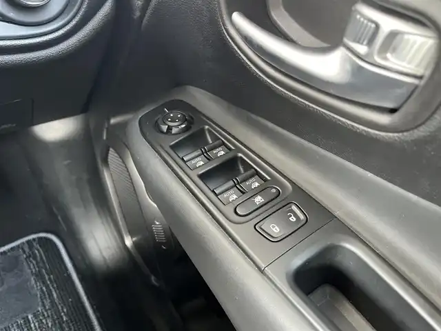 クライスラー・ジープ ジープ レネゲード リミテッド 高知県 2019(平31)年 7万km 黒 純正ナビ/　Bluetooth/フルセグ/　CD/DVD/AM/FM/ワンオーナー/バックカメラ/ビルトインETC/クルーズコントロール/ドライブレコーダー/プッシュスタート/スマートキー/パワーシート/シートヒーター/レザーシート/純正フロアマット/純正17インチアルミホイール/LEDヘッドライト/アイドリングストップ/MTモード付AT/ルーフレール/オートライト/盗難防止装置