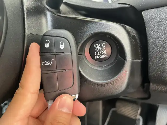 クライスラー・ジープ ジープ レネゲード リミテッド 高知県 2019(平31)年 7万km 黒 純正ナビ/　Bluetooth/フルセグ/　CD/DVD/AM/FM/ワンオーナー/バックカメラ/ビルトインETC/クルーズコントロール/ドライブレコーダー/プッシュスタート/スマートキー/パワーシート/シートヒーター/レザーシート/純正フロアマット/純正17インチアルミホイール/LEDヘッドライト/アイドリングストップ/MTモード付AT/ルーフレール/オートライト/盗難防止装置