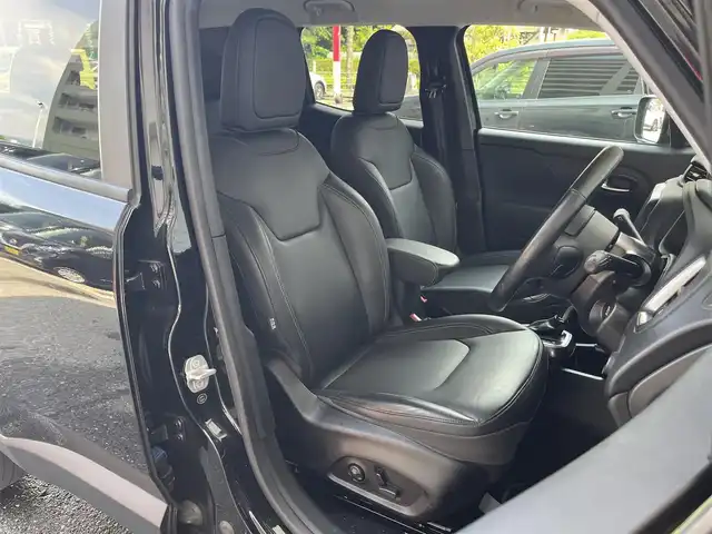 クライスラー・ジープ ジープ レネゲード リミテッド 高知県 2019(平31)年 7万km 黒 純正ナビ/　Bluetooth/フルセグ/　CD/DVD/AM/FM/ワンオーナー/バックカメラ/ビルトインETC/クルーズコントロール/ドライブレコーダー/プッシュスタート/スマートキー/パワーシート/シートヒーター/レザーシート/純正フロアマット/純正17インチアルミホイール/LEDヘッドライト/アイドリングストップ/MTモード付AT/ルーフレール/オートライト/盗難防止装置
