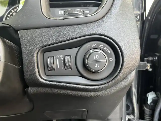 クライスラー・ジープ ジープ レネゲード リミテッド 高知県 2019(平31)年 7万km 黒 純正ナビ/　Bluetooth/フルセグ/　CD/DVD/AM/FM/ワンオーナー/バックカメラ/ビルトインETC/クルーズコントロール/ドライブレコーダー/プッシュスタート/スマートキー/パワーシート/シートヒーター/レザーシート/純正フロアマット/純正17インチアルミホイール/LEDヘッドライト/アイドリングストップ/MTモード付AT/ルーフレール/オートライト/盗難防止装置