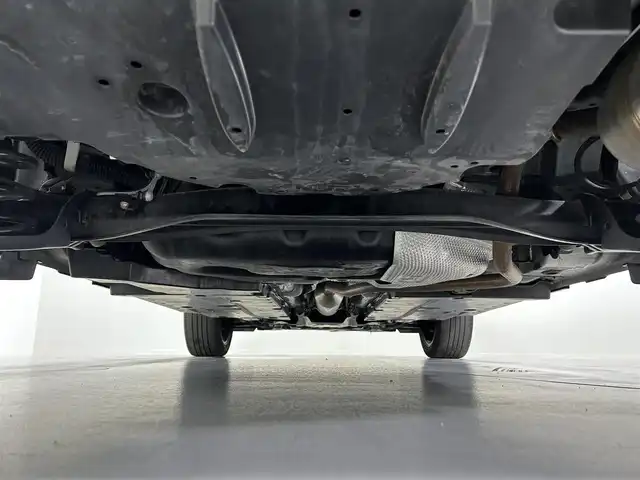 トヨタ ヤリスクロス ハイブリッド Z 佐賀県 2021(令3)年 6.5万km ブラックマイカ/ホワイトパールクリスタルシャイン 2トーン 純正8型ナビ/（ＡＭ/ＦＭ/Bluetooth/フルセグTV）/全周囲カメラ/ビルトインETC/オートエアコン/クルーズコントロール(追従あり)/衝突被害軽減システム/パワーシート/電動リアゲート/電子パーキング/ドライブレコーダー/オートブレーキホールド/ブラインドスポットモニター/ステリングスイッチ/ステアリングヒーター/LEDヘッドライト/盗難防止装置/横滑り防止装置/オートライト/オートマチックハイビーム/スマートキー/プッシュスタート/USB入力端子/純正フロアマット/純正18インチアルミホイール