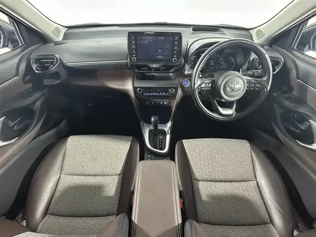 トヨタ ヤリスクロス ハイブリッド Z 佐賀県 2021(令3)年 6.5万km ブラックマイカ/ホワイトパールクリスタルシャイン 2トーン 純正8型ナビ/（ＡＭ/ＦＭ/Bluetooth/フルセグTV）/全周囲カメラ/ビルトインETC/オートエアコン/クルーズコントロール(追従あり)/衝突被害軽減システム/パワーシート/電動リアゲート/電子パーキング/ドライブレコーダー/オートブレーキホールド/ブラインドスポットモニター/ステリングスイッチ/ステアリングヒーター/LEDヘッドライト/盗難防止装置/横滑り防止装置/オートライト/オートマチックハイビーム/スマートキー/プッシュスタート/USB入力端子/純正フロアマット/純正18インチアルミホイール
