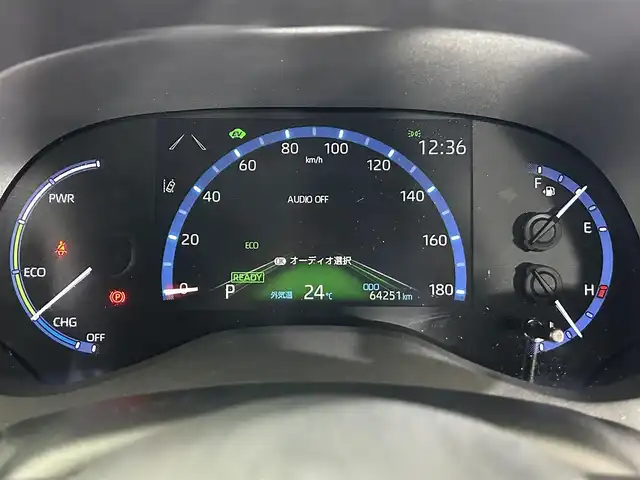 トヨタ ヤリスクロス ハイブリッド Z 佐賀県 2021(令3)年 6.5万km ブラックマイカ/ホワイトパールクリスタルシャイン 2トーン 純正8型ナビ/（ＡＭ/ＦＭ/Bluetooth/フルセグTV）/全周囲カメラ/ビルトインETC/オートエアコン/クルーズコントロール(追従あり)/衝突被害軽減システム/パワーシート/電動リアゲート/電子パーキング/ドライブレコーダー/オートブレーキホールド/ブラインドスポットモニター/ステリングスイッチ/ステアリングヒーター/LEDヘッドライト/盗難防止装置/横滑り防止装置/オートライト/オートマチックハイビーム/スマートキー/プッシュスタート/USB入力端子/純正フロアマット/純正18インチアルミホイール