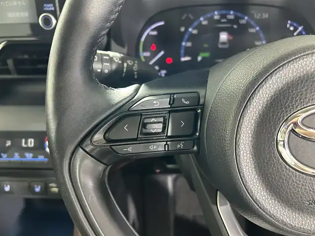 トヨタ ヤリスクロス ハイブリッド Z 佐賀県 2021(令3)年 6.5万km ブラックマイカ/ホワイトパールクリスタルシャイン 2トーン 純正8型ナビ/（ＡＭ/ＦＭ/Bluetooth/フルセグTV）/全周囲カメラ/ビルトインETC/オートエアコン/クルーズコントロール(追従あり)/衝突被害軽減システム/パワーシート/電動リアゲート/電子パーキング/ドライブレコーダー/オートブレーキホールド/ブラインドスポットモニター/ステリングスイッチ/ステアリングヒーター/LEDヘッドライト/盗難防止装置/横滑り防止装置/オートライト/オートマチックハイビーム/スマートキー/プッシュスタート/USB入力端子/純正フロアマット/純正18インチアルミホイール