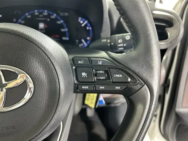 トヨタ ヤリスクロス ハイブリッド Z 佐賀県 2021(令3)年 6.5万km ブラックマイカ/ホワイトパールクリスタルシャイン 2トーン 純正8型ナビ/（ＡＭ/ＦＭ/Bluetooth/フルセグTV）/全周囲カメラ/ビルトインETC/オートエアコン/クルーズコントロール(追従あり)/衝突被害軽減システム/パワーシート/電動リアゲート/電子パーキング/ドライブレコーダー/オートブレーキホールド/ブラインドスポットモニター/ステリングスイッチ/ステアリングヒーター/LEDヘッドライト/盗難防止装置/横滑り防止装置/オートライト/オートマチックハイビーム/スマートキー/プッシュスタート/USB入力端子/純正フロアマット/純正18インチアルミホイール