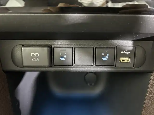 トヨタ ヤリスクロス ハイブリッド Z 佐賀県 2021(令3)年 6.5万km ブラックマイカ/ホワイトパールクリスタルシャイン 2トーン 純正8型ナビ/（ＡＭ/ＦＭ/Bluetooth/フルセグTV）/全周囲カメラ/ビルトインETC/オートエアコン/クルーズコントロール(追従あり)/衝突被害軽減システム/パワーシート/電動リアゲート/電子パーキング/ドライブレコーダー/オートブレーキホールド/ブラインドスポットモニター/ステリングスイッチ/ステアリングヒーター/LEDヘッドライト/盗難防止装置/横滑り防止装置/オートライト/オートマチックハイビーム/スマートキー/プッシュスタート/USB入力端子/純正フロアマット/純正18インチアルミホイール