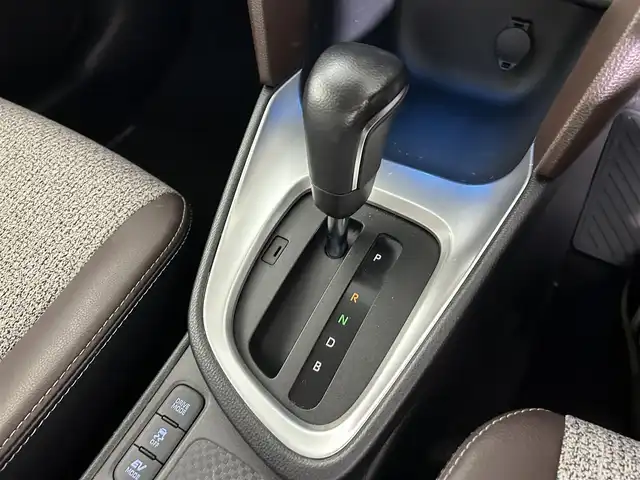 トヨタ ヤリスクロス ハイブリッド Z 佐賀県 2021(令3)年 6.5万km ブラックマイカ/ホワイトパールクリスタルシャイン 2トーン 純正8型ナビ/（ＡＭ/ＦＭ/Bluetooth/フルセグTV）/全周囲カメラ/ビルトインETC/オートエアコン/クルーズコントロール(追従あり)/衝突被害軽減システム/パワーシート/電動リアゲート/電子パーキング/ドライブレコーダー/オートブレーキホールド/ブラインドスポットモニター/ステリングスイッチ/ステアリングヒーター/LEDヘッドライト/盗難防止装置/横滑り防止装置/オートライト/オートマチックハイビーム/スマートキー/プッシュスタート/USB入力端子/純正フロアマット/純正18インチアルミホイール