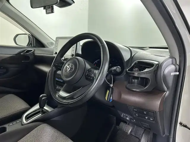 トヨタ ヤリスクロス ハイブリッド Z 佐賀県 2021(令3)年 6.5万km ブラックマイカ/ホワイトパールクリスタルシャイン 2トーン 純正8型ナビ/（ＡＭ/ＦＭ/Bluetooth/フルセグTV）/全周囲カメラ/ビルトインETC/オートエアコン/クルーズコントロール(追従あり)/衝突被害軽減システム/パワーシート/電動リアゲート/電子パーキング/ドライブレコーダー/オートブレーキホールド/ブラインドスポットモニター/ステリングスイッチ/ステアリングヒーター/LEDヘッドライト/盗難防止装置/横滑り防止装置/オートライト/オートマチックハイビーム/スマートキー/プッシュスタート/USB入力端子/純正フロアマット/純正18インチアルミホイール