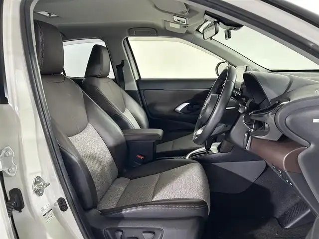 トヨタ ヤリスクロス ハイブリッド Z 佐賀県 2021(令3)年 6.5万km ブラックマイカ/ホワイトパールクリスタルシャイン 2トーン 純正8型ナビ/（ＡＭ/ＦＭ/Bluetooth/フルセグTV）/全周囲カメラ/ビルトインETC/オートエアコン/クルーズコントロール(追従あり)/衝突被害軽減システム/パワーシート/電動リアゲート/電子パーキング/ドライブレコーダー/オートブレーキホールド/ブラインドスポットモニター/ステリングスイッチ/ステアリングヒーター/LEDヘッドライト/盗難防止装置/横滑り防止装置/オートライト/オートマチックハイビーム/スマートキー/プッシュスタート/USB入力端子/純正フロアマット/純正18インチアルミホイール