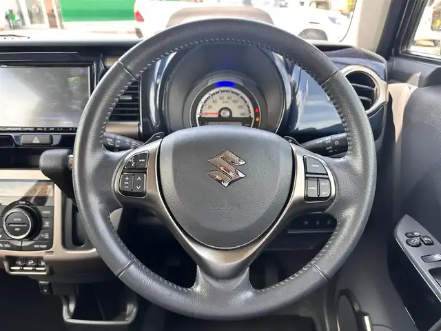 スズキ ハスラー Jスタイル Ⅲ ターボ 宮城県 2018(平30)年 2.5万km ブレイブカーキパール/スチールシルバー 全方位モニター用カメラパッケージ/・全方位モニター用カメラ/＝＝＝/デュアルカメラブレーキサポート/誤発進抑制機能/車線逸脱警報機能/ふらつき警報機能/先行車発進お知らせ機能/純正8インチナビ（CN-RZ83）/・CD/DVD/・Bluetooth/・フルセグTV/ビルトインETC/ドライブレコーダー/ハーフレザーシート/シートヒーター/革巻きステアリング/ステアリングスイッチ/パドルシフト/HIDヘッドライト/フォグランプ/オートライト/スマートキー＆プッシュスタート/スペアキー/電動格納ミラー/ルーフレール/純正15インチAW/フロアマット/Wエアバッグ