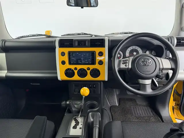 トヨタ ＦＪクルーザー オフロードパッケージ 愛知県 2012(平24)年 12.4万km イエロー/ホワイト ４ＷＤ　/サイドステップ/ルーフラック/クルーズコントロール　/フォグ　/リアデフロック　/クロールコントロール　/ナビＮＨＢＡ－Ｗ６２Ｇ　/バックカメラ　/ＥＴＣ　/ステアスイッチ　/ＵＳＢ　/リモコンキー　/フルセグＴＶ　/サイド、カーテンエアバック　/背面タイヤ