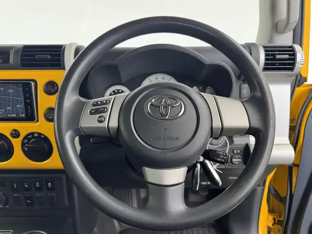 トヨタ ＦＪクルーザー オフロードパッケージ 愛知県 2012(平24)年 12.4万km イエロー/ホワイト ４ＷＤ　/サイドステップ/ルーフラック/クルーズコントロール　/フォグ　/リアデフロック　/クロールコントロール　/ナビＮＨＢＡ－Ｗ６２Ｇ　/バックカメラ　/ＥＴＣ　/ステアスイッチ　/ＵＳＢ　/リモコンキー　/フルセグＴＶ　/サイド、カーテンエアバック　/背面タイヤ