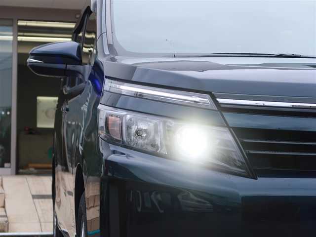 トヨタ ヴォクシー V 千葉県 2016(平28)年 3.4万km ブラッキッシュアゲハガラスフレーク 純正9インチSDナビ/・バックカメラ /・フルセグTV/・CD/DVD再生/・Bluetooth/・AM/FMラジオ/純正フリップダウンモニター/両側パワースライドドア/トヨタセーフティセンス/・クルーズコントロール/・プリクラッシュセーフティ/・オートマチックハイビーム/・レーンディパーチャーアラート/ETC/ドライブレコーダー/ステアリングスイッチ/革巻きステアリング&シフトノブ/プッシュスタート/ドアバイザー/ゴムマット/保証書/スペアキー